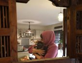 فلسطينية تحول منزلها إلى مأوى للقطط والكلاب الضالة.. ألبوم صور