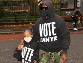 كانى ويست يستخدم ابنته فى الدعاية الانتخابية.. صور