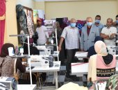 تسليم 15 ماكينات خياطة بمشروع تطوير قرى أبو الريش‎ بأسوان
