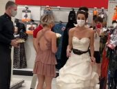 فتاة تفاجئ خطيبها بفستان الزفاف فى عمله لمطالبته بالزواج.. صور