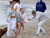 جاستين بيبر وهايلى بالدوين مع صديقهما القس كارل لينز على الشاطئ .. صور