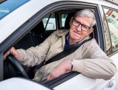 مسن سويدى يصبح أكبر طالب فى مدرسة قيادة السيارات بسبب إصابة زوجته.. صور
