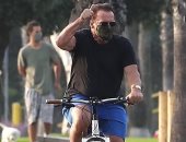 أرنولد شوارزنيجر يتجول بدراجته فى سانتا مونيكا.. وهذا ثمنها (صور)