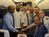 ‏طاقم الطائرة يحتفل ببعثة الزمالك بـ"تورتة" بعد الوصول للمغرب