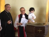 الكنيسة الكاثوليكة والأسقفية يشتركا للمرة الثانية فى معمودية طفل.. صور