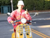  هكذا يستمتع جاستين بيبر بنزهته فى شوارع بيفرلى هيلز.. صور