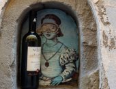 العودة إلى الماضى.. كورونا يعيد الإيطاليين إلى نوافذ النبيذ.. ألبوم صور