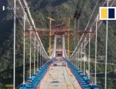 الصين تستكمل واحد من أضخم الجسور المعلقة فى العالم.. فيديو