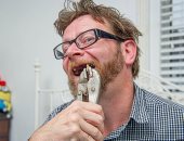 عامل بريطانى يخلع أسنانه بـ"الزرادية" لعدم قدرته على الذهاب لطبيب بسبب كورونا