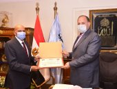 محافظ أسيوط يكرم وكيل وزارة الزراعة لبلوغه سن المعاش.. صور 