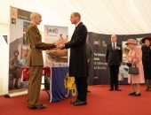 الأمير وليام يمنح ممثلى اللواء اللوجيستى 102 فى الجيش سيف فيرمين للسلام 