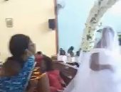 أخبرها بسفره فى مهمه عمل .. امرأة تقتحم حفل زفاف زوجها من أخرى .. فيديو
