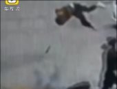 طفل يطير 3 أمتار بعد إشعاله الألعاب النارية وإلقائها في بالوعة بالصين .. فيديو