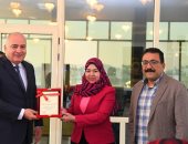 محافظ قنا يكرم المشرف العام على فصول مياه الشرب والصرف الصحى