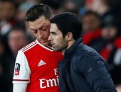 أرتيتا يوجه صفعة جديدة إلى أوزيل بعد استبعاده من قائمة الدوري الأوروبي