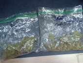 ضبط أمريكى بمطار القاهرة يخفى الماريجوانا المخدرة داخل "جواربه"