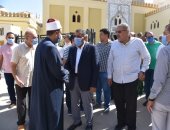 محافظ مطروح يستمع لشكاوى المواطنين عقب صلاة الجمعة ويوجه بسرعة حلها .. صور