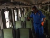 السكة الحديد تواصل أعمال تعقيم المحطات والقطارات للوقاية من كورونا.. صور