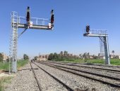 وزير النقل يعلن بدء تشغيل برج إشارات السكك الحديد فى مطاى.. صور