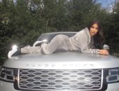 نفس الإطلالة فى 2007.. كيم كاردشيان تخطف الأنظار بصور على سيارة "رينج روفر"