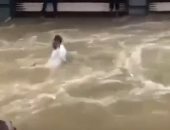 فرق الانقاذ تحاول إنقاذ مواطن جرفته الفيضانات في شوارع الهند.. فيديو