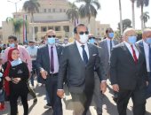 وزير التعليم العالى يوجه بالالتزام بإجراءات التباعد وارتداء الكمامة فى الجامعات.. صور