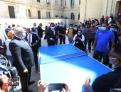 وزير التعليم العالى يشارك طلاب جامعة القاهرة تحية العلم ولعب "البينج بونج"