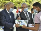 جامعة المنيا تستقبل الطلاب بالأعلام والكتيبات الإرشادية.. صور