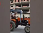 مواطن يوثق فيديو لطفل يقود جرارا بمقطورة فى مدينة الزقازيق