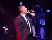 صور جديدة لحفل عمرو دياب.. وليلى علوى ترقص وتغنى على موسيقى أغانيه.. فيديو وصور