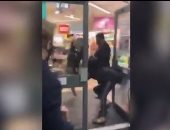  امرأة تضرب أخرى باللكمات لرفضها ارتداء الكمامة فى سوبر ماركت بلندن.. فيديو