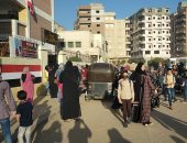 أولياء الأمور يصطحبون أطفالهم للمدارس فى أول يوم دراسى بالغربية.. صور