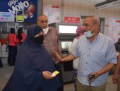 المترو يواصل تقديم تذاكر مجانية بمحطات نجيب والدقى وساقية مكى.. صور