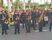 فريق موسيقى الشرطة يجوب جامعة القاهرة ويعزف السلام الجمهورى..فيديو و صور 