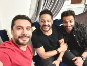أحمد حسن وفهمى وحماقى يحتفلون بانتصار الأهلى على الوداد بسيلفى: مبروك وعقبال الزمالك