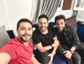 شاهد..أحمد فهمى وحماقي يتابعون فوز الأهلى أمام الوداد فى منزل الصقر