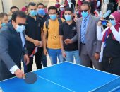 وزير التعليم العالى يشارك طلاب جامعة القاهرة فى لعبة البينج بونج.. فيديو وصور