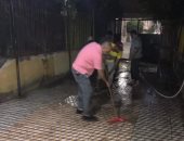 معلمون بقنا ينظفون مدرسة ابتدائية استعدادا للعام الدراسى الجديد.. صور