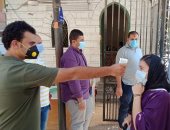 جامعة بنها تستقبل طلابها في أول يوم دراسة بالكواشف الحرارية والكمامات.. صور