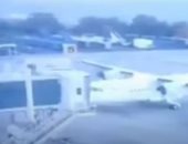 طائرة تفشل في عملية الهبوط وتصطدم بسلم ركاب في مطار كولومبى.. فيديو