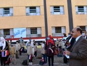 محافظ أسوان يشارك تلاميذ وطلاب المدارس طابور الصباح.. صور