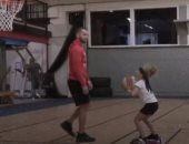 طفلة أمريكية تجمع بين التزلج وحركات الجمباز خلال تدريبها على كرة السلة.. فيديو