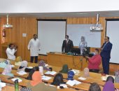 نائب رئيس جامعة أسيوط يتفقد عددا من كليات الجامعة فى أول يوم دراسى