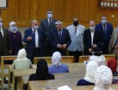 رئيس جامعة المنيا يتابع تطبيق نمط التعليم الهجين خلال محاضرته المباشرة