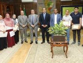 محافـظ المنوفية يكرم الفريق المشرف على موقع القبول بالمدارس الرسمية 