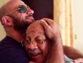 أحمد مكى يسترجع ذكرياته مع والده بعد عام على رحيله بصورته بين أحضانه: دايمًا بدعيلك