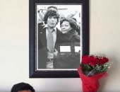 الأسطورة مارادونا يستعيد ذكرياته مع والدته بصورة من الذكريات في جدار منزله