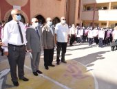عادل الغضبان يشارك طلاب مدرسة بورسعيد الثانوية بنات طابور الصباح.. صور