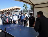 رئيس جامعة حلوان يشارك الطلاب فى مباراة "بينج بونج" داخل الحرم الجامعى.. صور