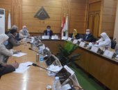 اجتماع لجنة متابعة الالتزام بالإجراءات الاحترازية بجامعة بنها في أول يوم دراسي